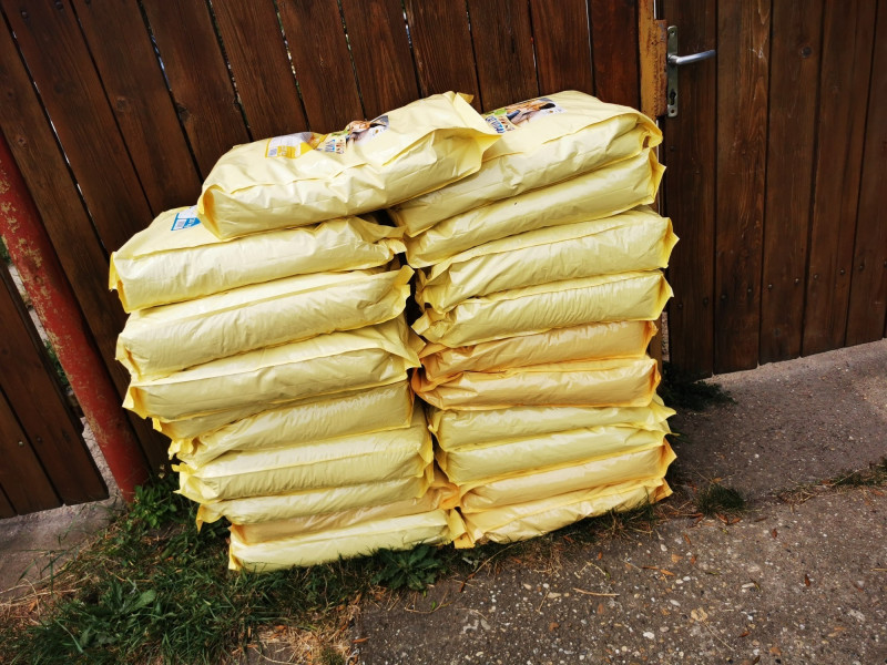 200 kg tápadomány a Szoboszlói Bársonytalpúak Menedékének.