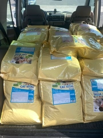 300 kg tápadomány a Magyar Macskavédő Közhasznú Alapítványnak. 